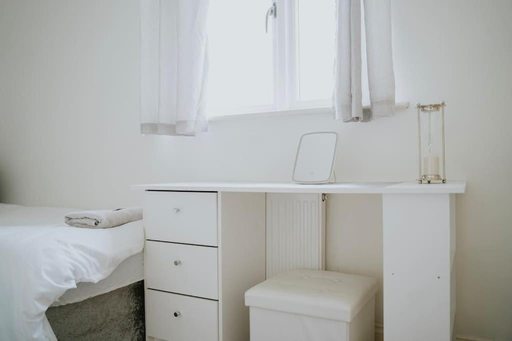 Linen Cottage- Parking, Leds, 4K Tvs, 5G Wifi And More! Bath Esterno foto